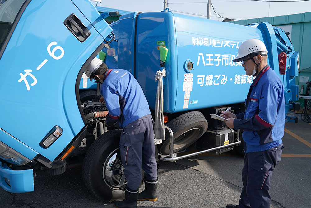 出発前の車両点検は入念に