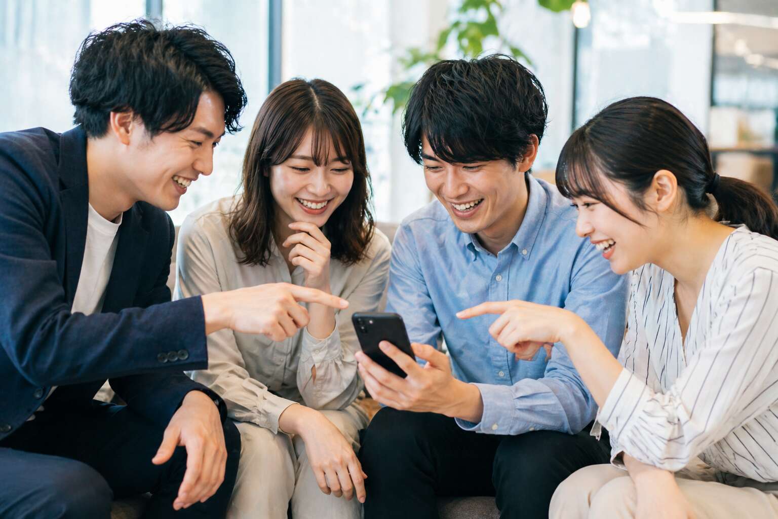 ポイントが貯まって報告し合う同僚