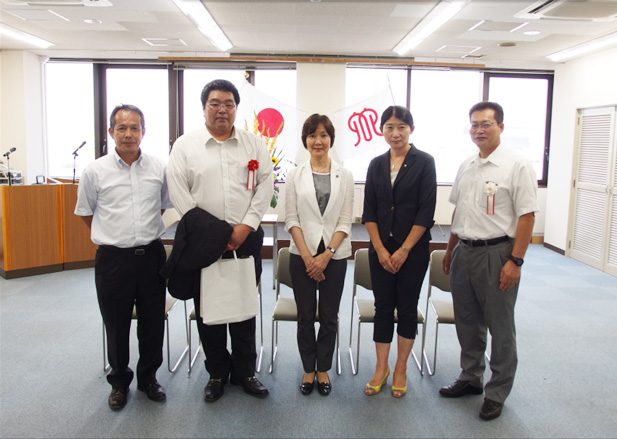 中央が神奈川県環境農政局長、左から二番目が松尾課長代理